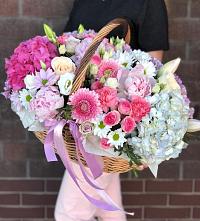 Композиция солнечный день в Кадникове Цветочная композиция из Розы, Хризантемы, Пионы и Лизиантусы в корзине в Кадникове