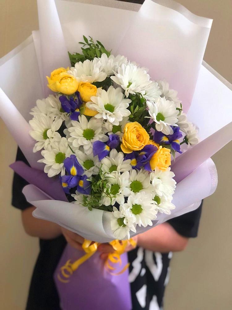 Букет цветов из: Ирисы, Хризантемы и Розы в Кадникове