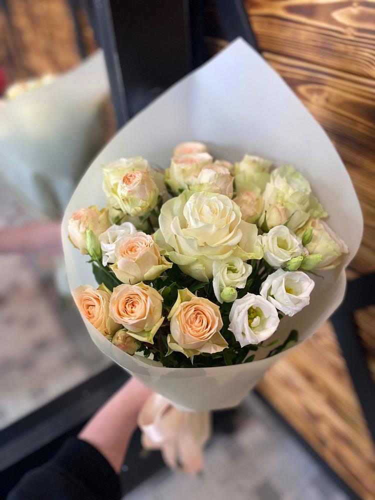 Букет цветов из: Розы и Лизиантусы в Кадникове